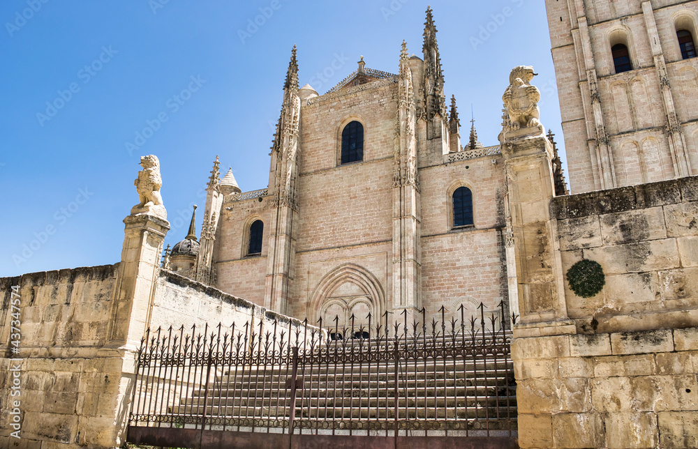Escalinata con reja cerrada hacia la catedral gótica de Segovia, España