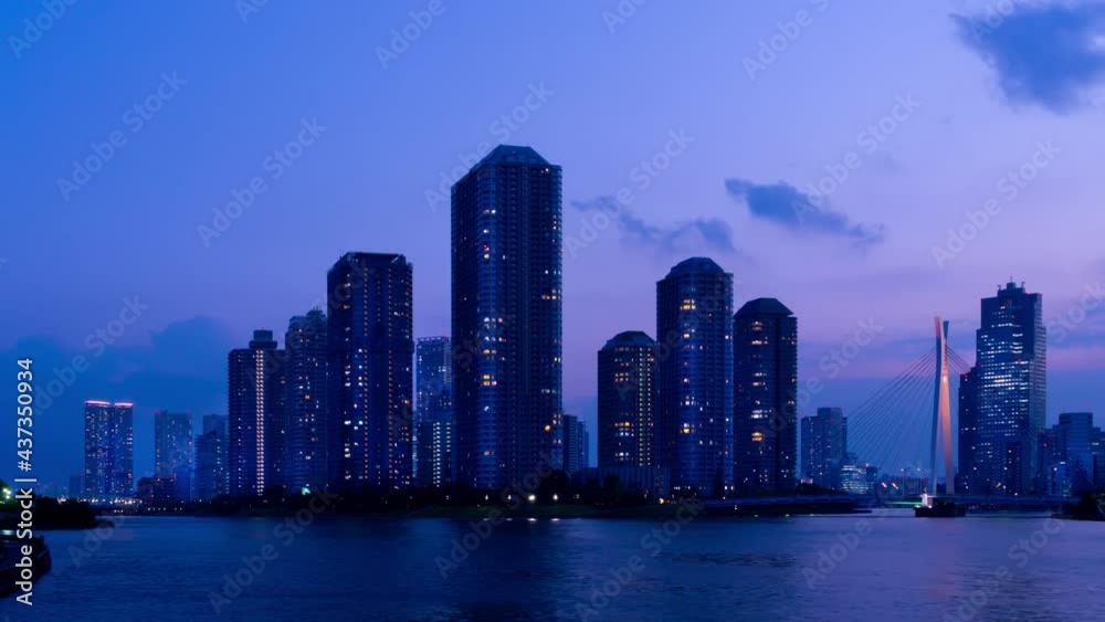東京タイムラプス 高層マンションと隅田川 夕暮れから夜景 東京タイムラプス 高層マンションと隅田川 夕暮れから夜景