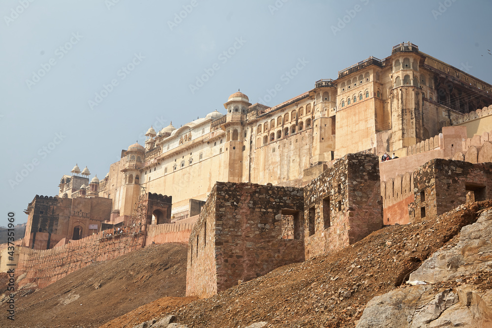 Amber Fort is located just a few kilometers from Jaipur, the capital of Rajasthan and thus is also subject to the tropical monsoon climate. Day. Normal perspective. India