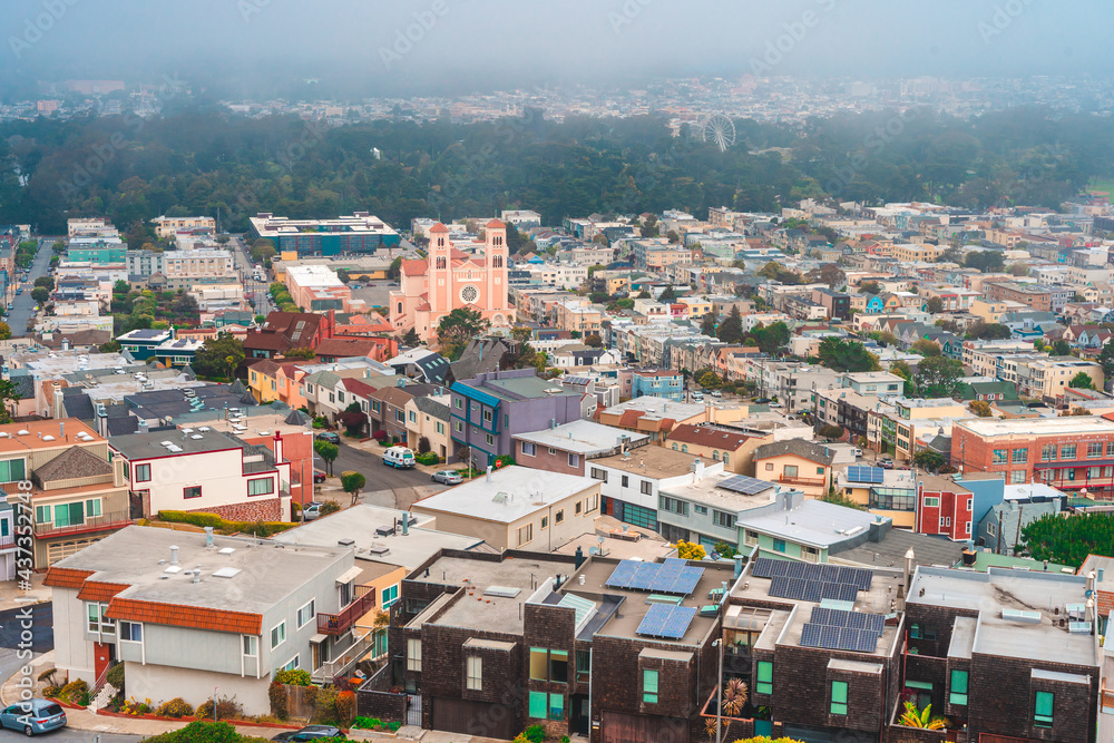 Fototapeta premium Panoramic view of the city of San Francisco in a residential area from a high hill