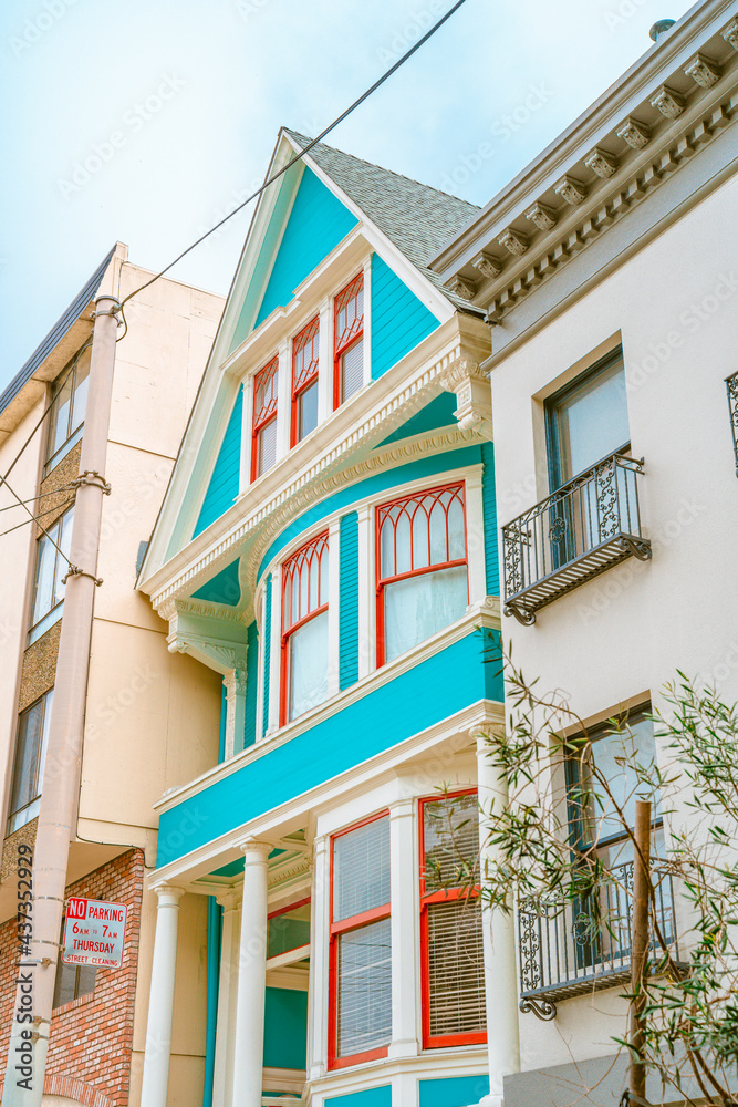 Obraz premium Facades of townhouses with famous Victorian architecture, streets in San Francisco