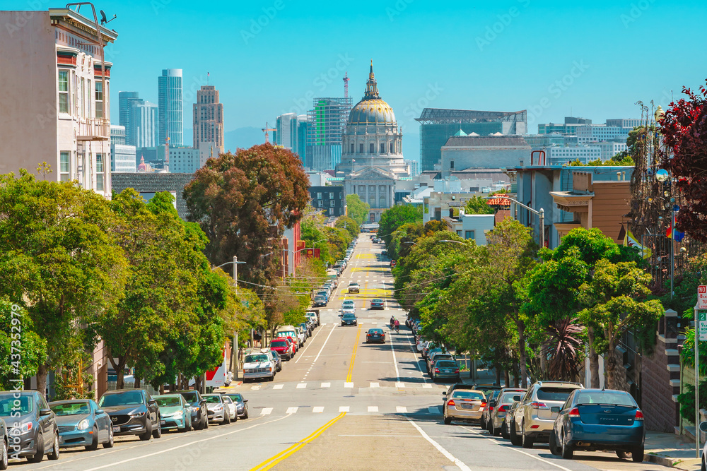 Obraz premium Beautiful street with townhouses in San Francisco famous architecture. San Francisco, USA - 17 Apr 2021