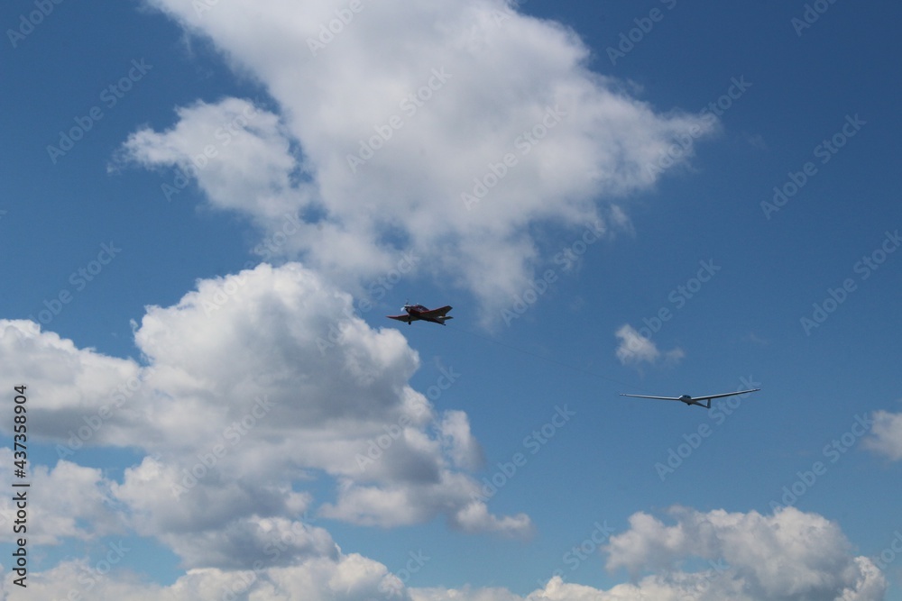 Schleppflugzeug mit Segelflugzeug in den Bergen 