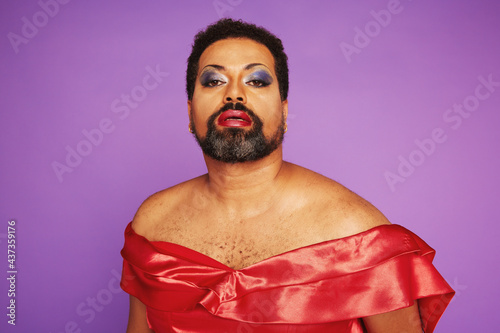 Foto Elegant drag queen on purple background