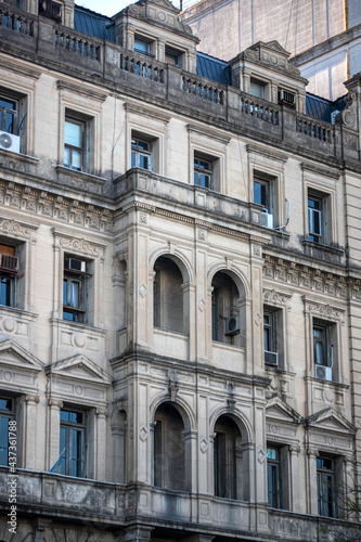 Old building facade in Buenos Aires © Edi