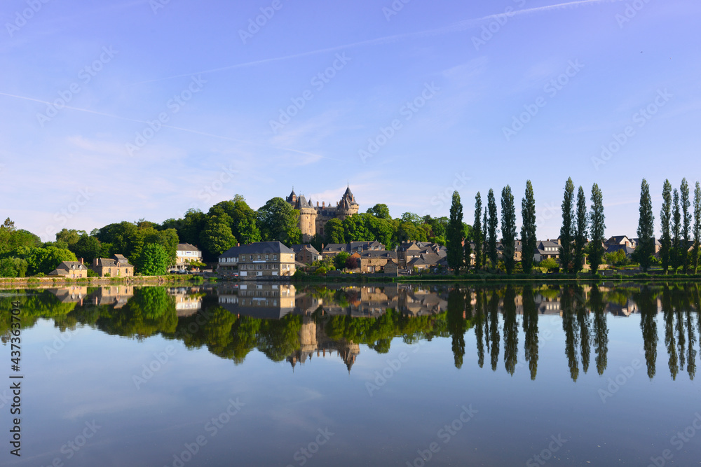 Reflets de Combourg (35270) et son château sur le lac au petit matin, département d'Île-et-Vilaine en région Bretagne, France
