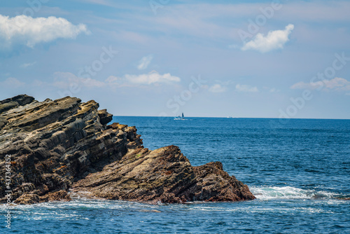 Bild auf Leinwand 釜島の隆起した岩と海景【神奈川県・城ヶ島】