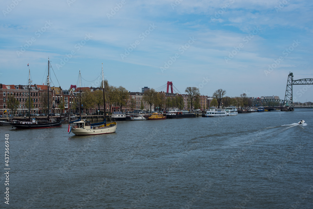 Fototapeta premium boats on the river in Rotterdam 