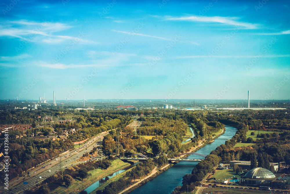 Auf dem Gasometer in Oberhausen am Centro mit schönem Panorama Ausblick über die Stadt im Ruhrgebiet bei wolkenlosem Himmel. Einkaufszentrum Centro Oberhausen von oben. - obrazy, fototapety, plakaty 
