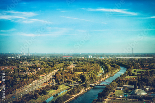 Auf dem Gasometer in Oberhausen am Centro mit schönem Panorama Ausblick über die Stadt im Ruhrgebiet bei wolkenlosem Himmel. Einkaufszentrum Centro Oberhausen von oben.