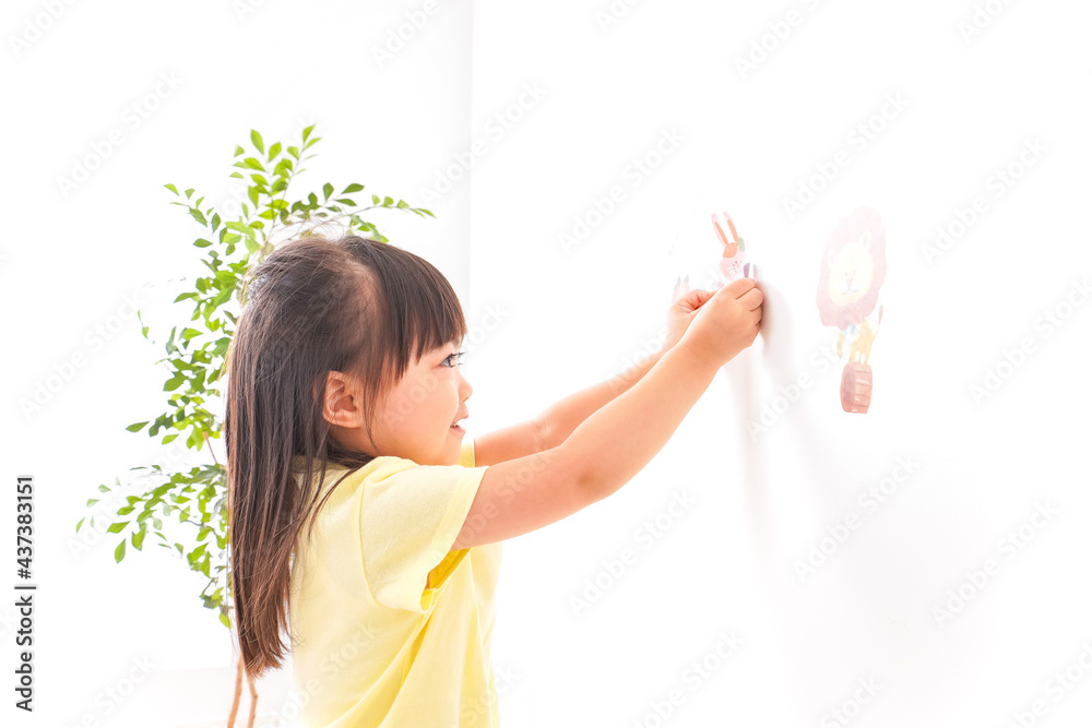 シールを貼る子ども