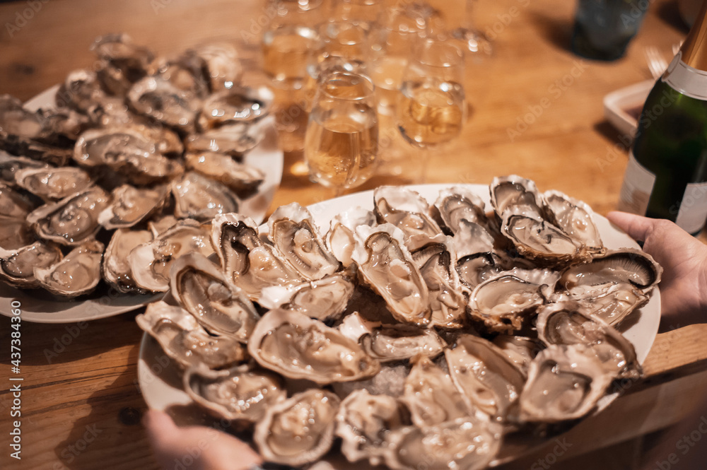 Obraz premium warm still life with oysters and champagne