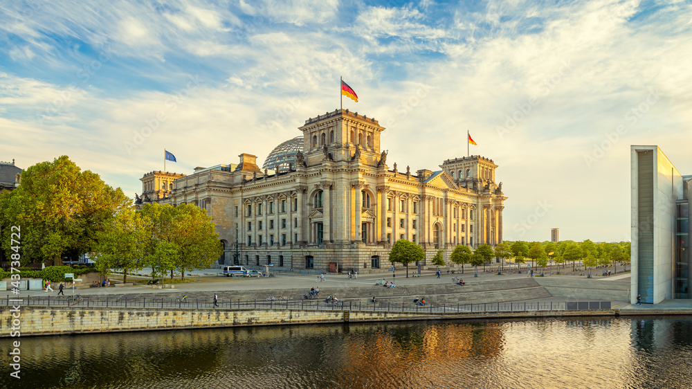 the reichstag building of berlin while sunset - obrazy, fototapety, plakaty 
