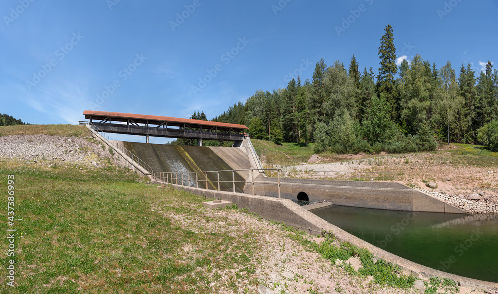 Nagoldtalsperre, Schwarzwald, Deutschland - Überlauf mit Fußgängerbrücke am Mitteldamm 