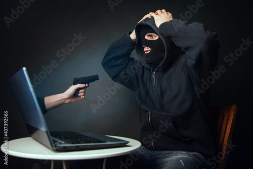 Εκτύπωση καμβά Caught an internet fraudster