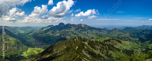 Urlaub in den bayrischen Bergen  Das Wandergebiet Sudelfeld  Bayrischzell mit dem Traithen und seinen sch  nen Almen im Fr  hling