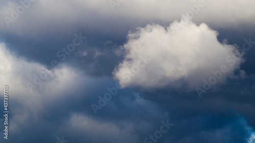 Passages de cumulus dans un ciel d'automne © Anthony