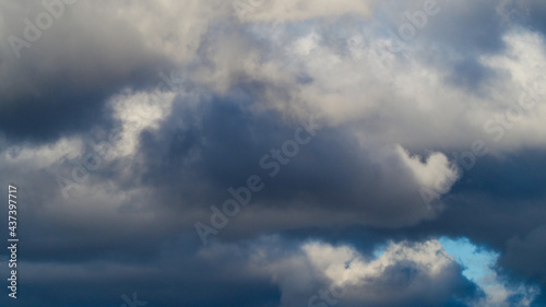 Fototapeta Naklejka Na Ścianę i Meble -  Passages de cumulus dans un ciel d'automne