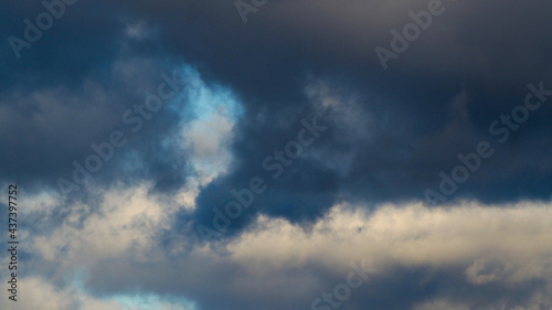 Passages de cumulus dans un ciel d'automne © Anthony