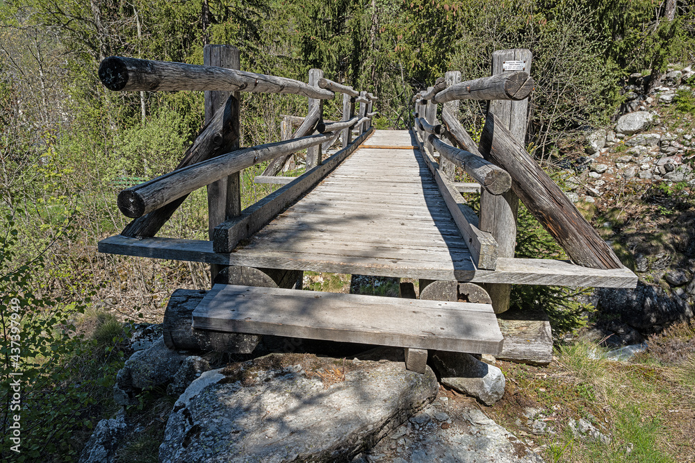 Holzsteg ob dem Dorf Blatten, bei Naters, Goms, Kanton Wallis, Schweiz Holzsteg ob dem Dorf Blatten, bei Naters, Goms, Kanton Wallis, Schweiz