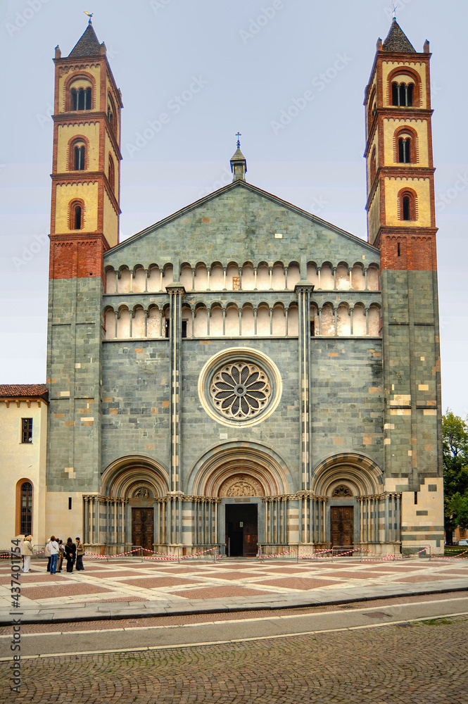 The Basilica of St. Andrew is a beautiful monument of early Italian Gothic, retaining the features of the Romanesque style.    