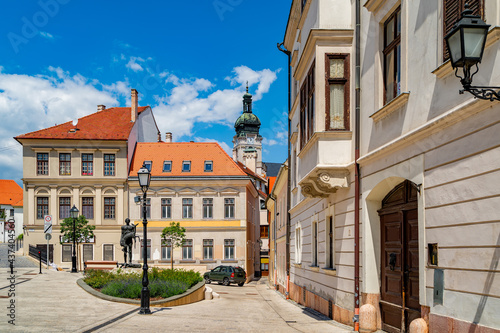 Billede på lærred Cozy little baroque square in the center of Gyor, with the bronze sculpture of N
