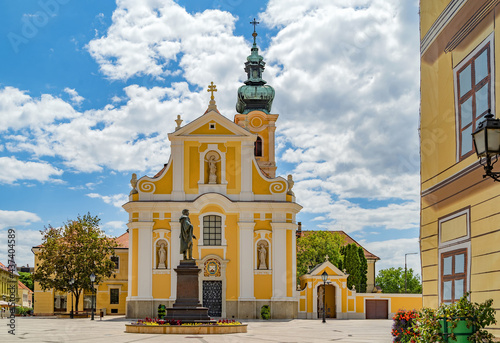 Vászonkép The Carmelite church and the sculpture of Kisfaludy at the Vienna's Gate Square in the downtown of Gyor, Hungary