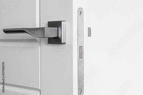 Magnetic mechanism and door handles for inter-room doors