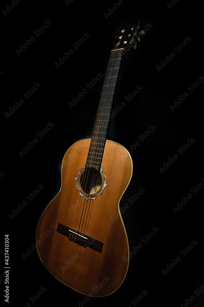 Guitarra Acústica en fondo negro 