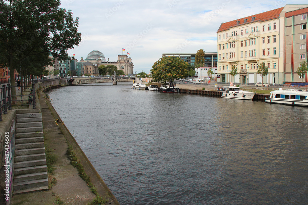 Obraz premium river spree and buildings in berlin (germany) 