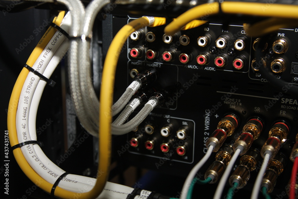 Connecting an audio amplifier using a coaxial cable with an RCA