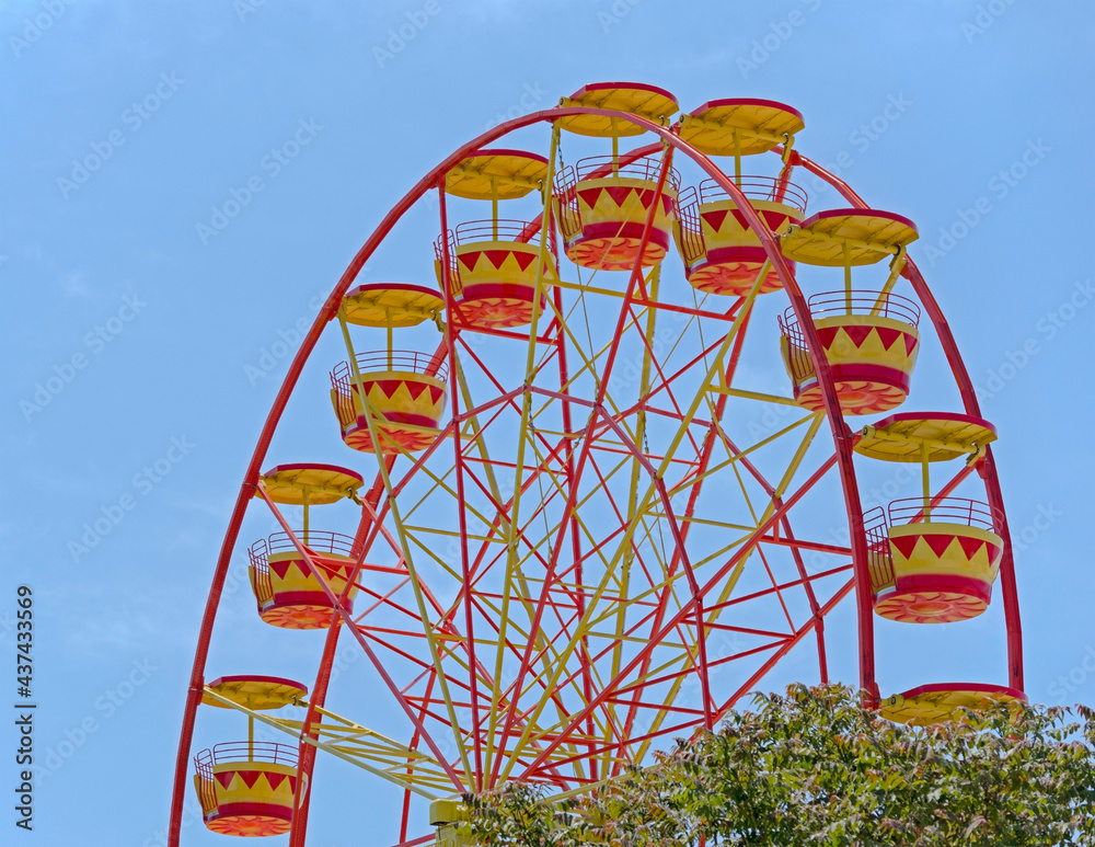 Fototapeta premium Ferris wheel in the summer morning
