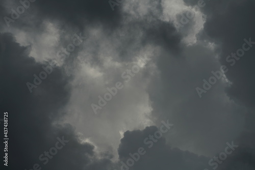 Schwer verhangener Wolken Himmel eines aufziehenden Gewitters mit unterschiedlichen Grautönen und Farben