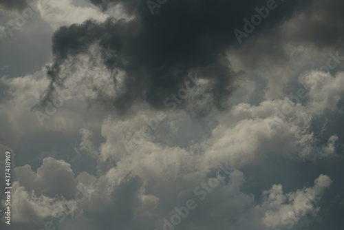 Schwer verhangener Wolken Himmel eines aufziehenden Gewitters mit unterschiedlichen Grautönen und Farben