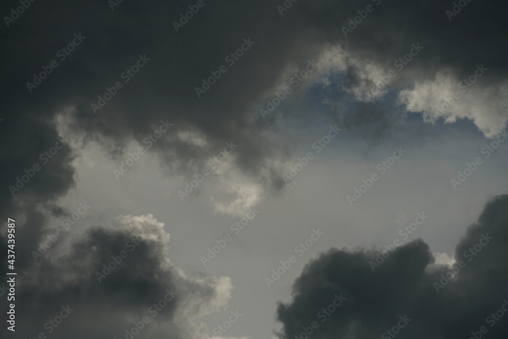 Dunkel verhangener Wolken Himmel eines aufziehenden Gewitters mit unterschiedlichen Grautönen und Farben zur Sommerzeit