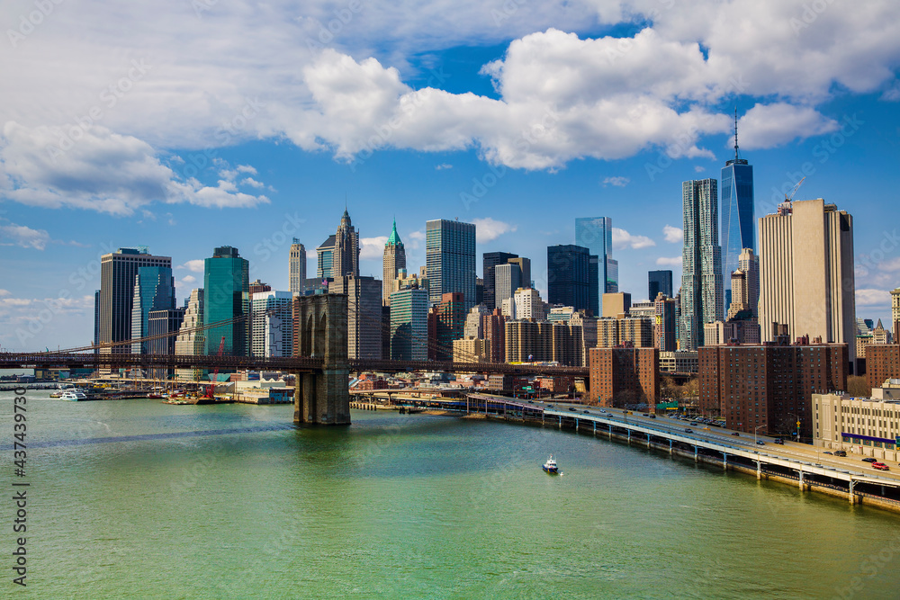 Obraz premium East River, Brooklyn Bridge, and Financial District, New York