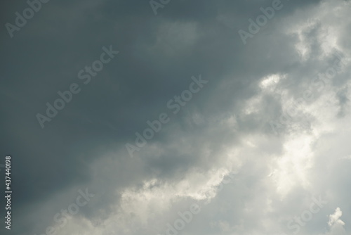 Tief verhangener Wolken Himmel eines aufziehenden Gewitters mit unterschiedlichen Grautönen und Farben