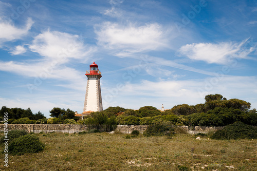 Phare du cap Leucate. Ciel bleu avec nuages. Région de Narbonne, Aude, France.