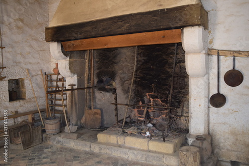 Cheminée ancienne château médiéval âtre cuisine