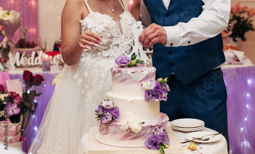 wedding cake newlyweds
