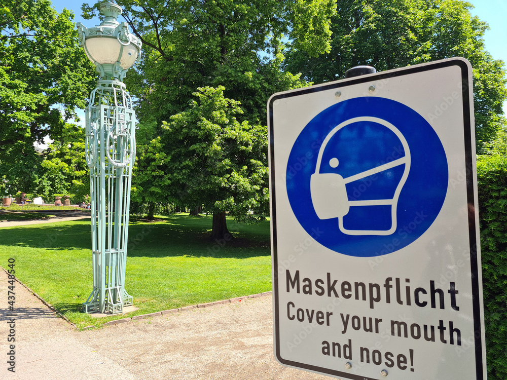 hinweisschild maskenpflicht in einem park wegen covid-19 Stock Photo ...