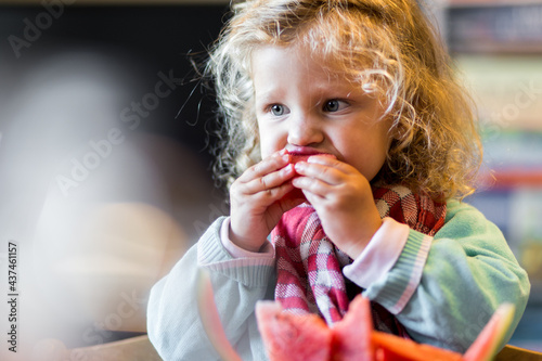 Fotografia petite fille de deux ans mange une pastèque