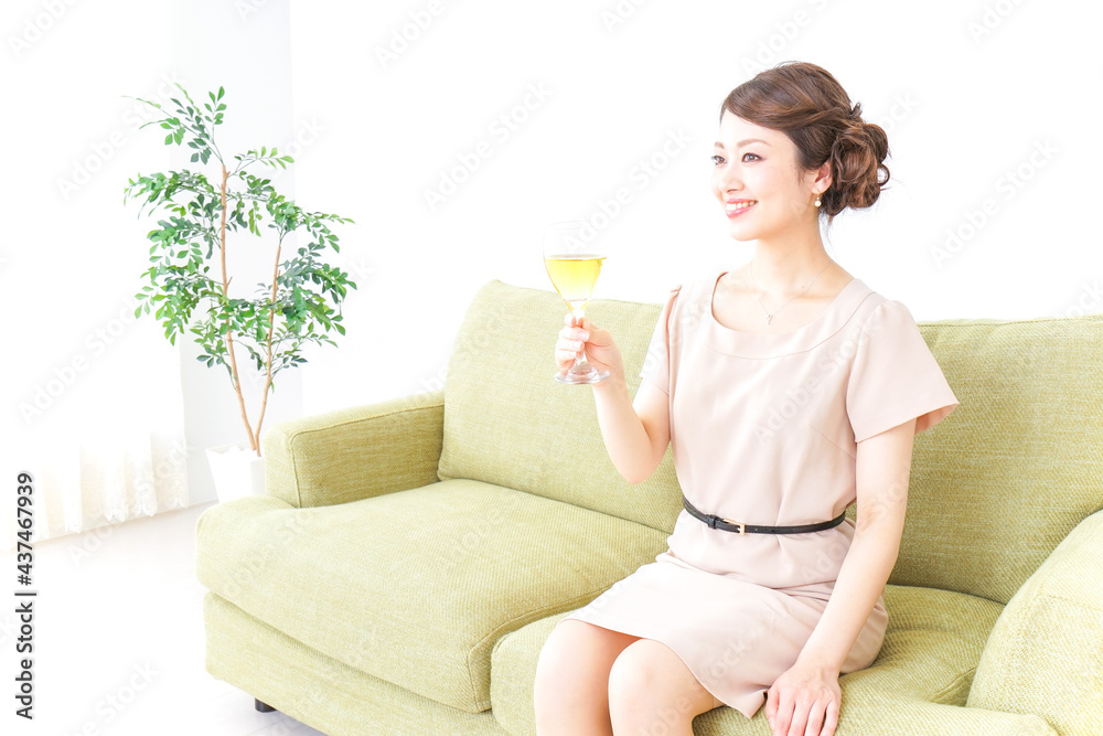 自宅でお酒を飲む女性