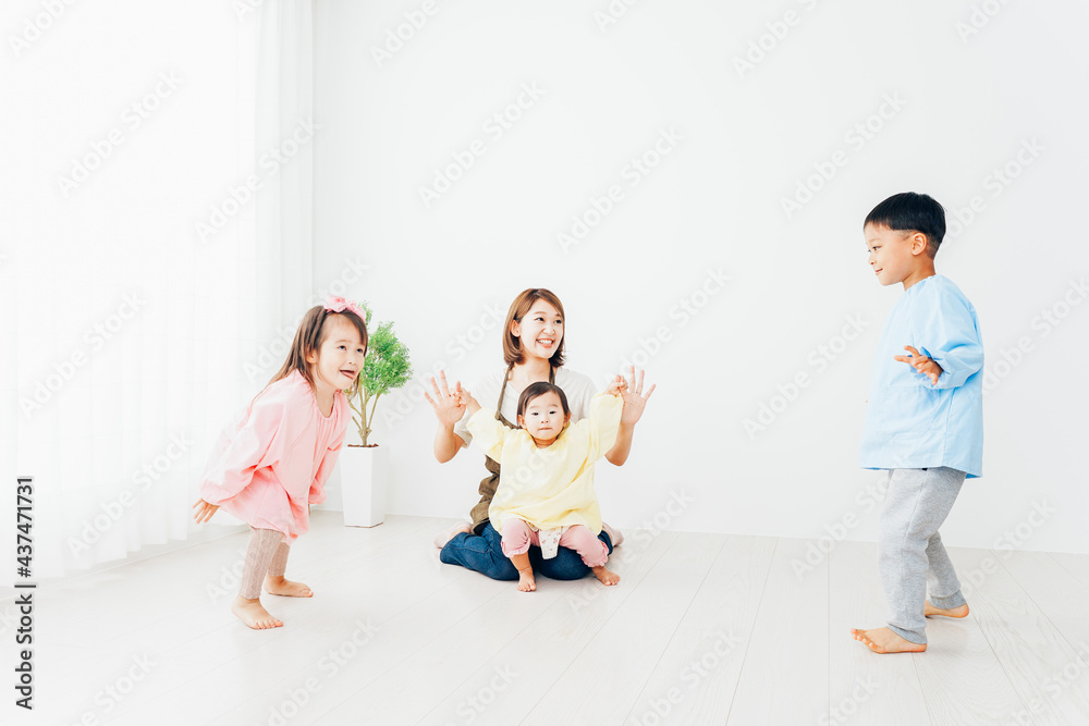 幼稚園で遊ぶ子どもたちと保育士 幼稚園で遊ぶ子どもたちと保育士