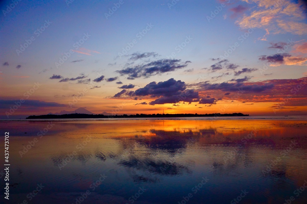 Obraz premium Sunset and the island