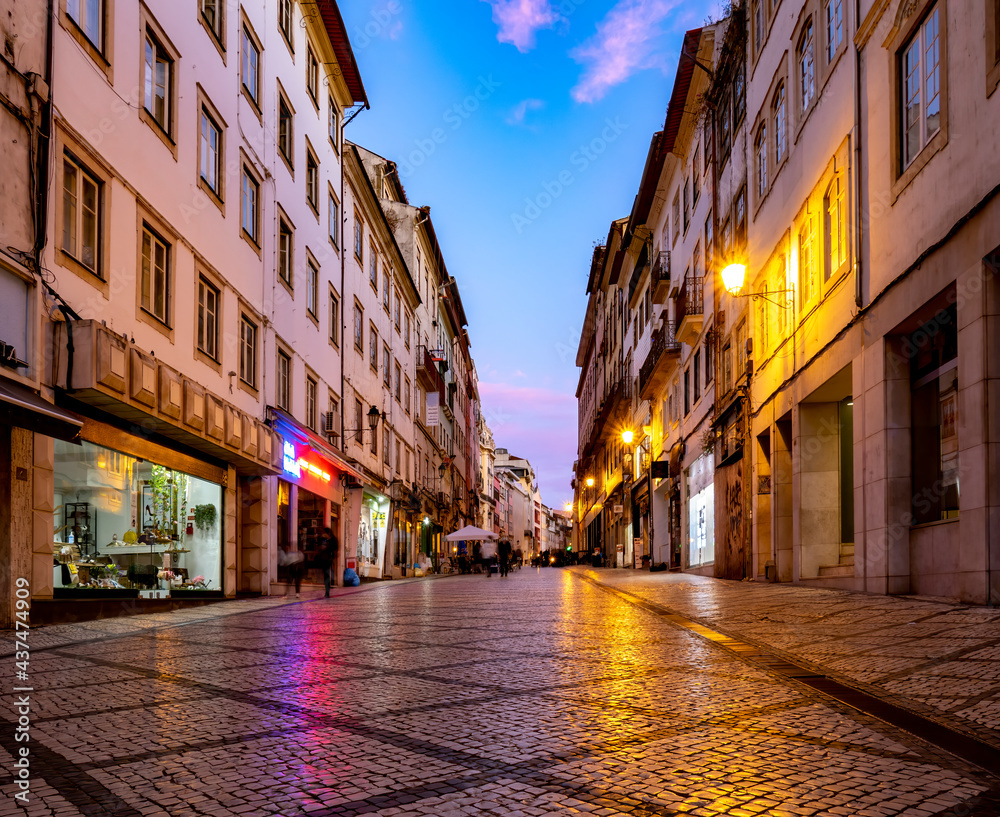 Rua comercial de Ferreira Borges na baixa de Coimbra ao fim do dia,