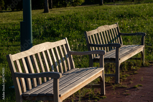 夕暮れの公園のベンチ 