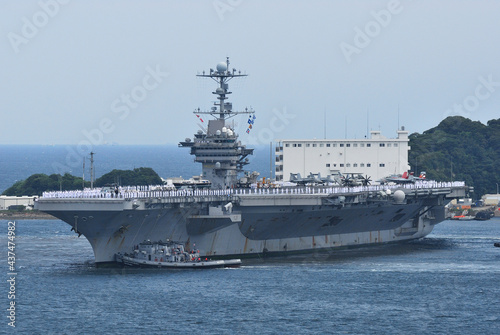 Photo US Navy aircraft carrier George Washington arrives at Yokosuka Port in Japan