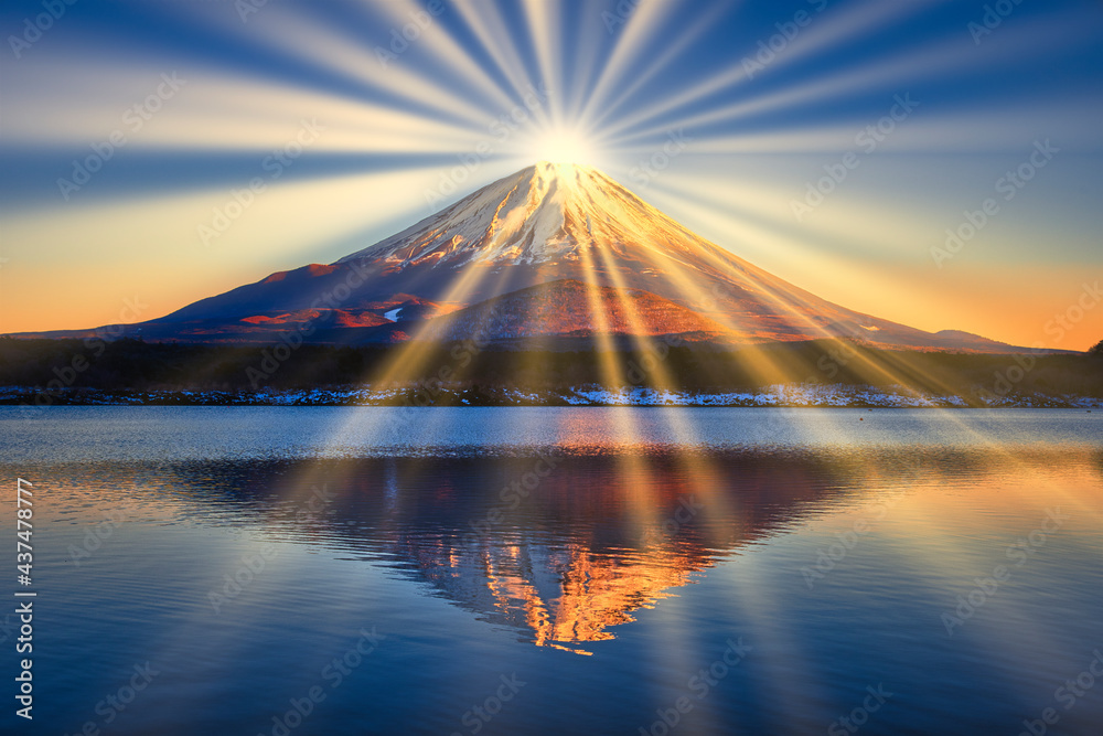 富士山に差し込む太陽光線
