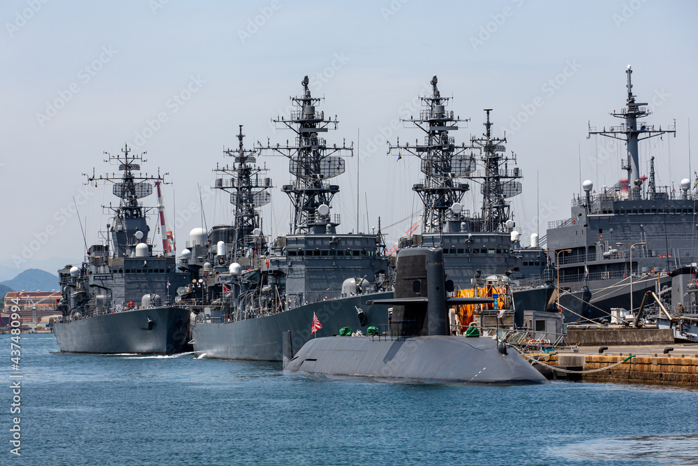 停泊中の海上自衛隊の護衛艦と潜水艦(呉・広島) 停泊中の海上自衛隊の護衛艦と潜水艦(呉・広島)